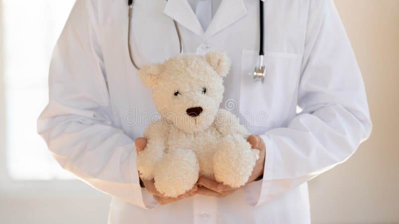 Nahaufnahme von männlichen Arzt Pose mit Teddybär Spielzeug stockfotografie