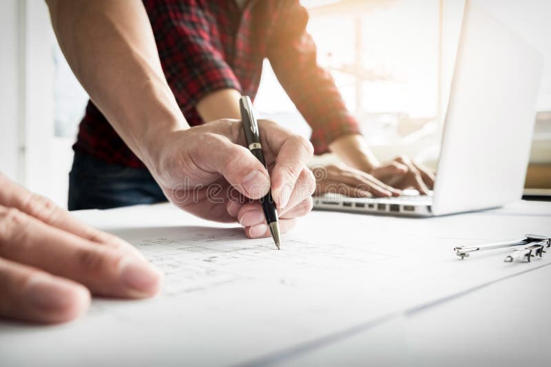 Nahaufnahme von Person& x27; s-Ingenieur Hand Drawing Plan auf Blaupause wi lizenzfreies stockbild Nahaufnahme von Person& x27; s-Ingenieur Hand Drawing Plan auf Blaupause wi lizenzfreies stockbild