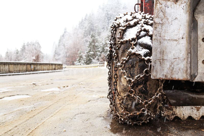 Nahaufnahme von Schneeketten brachte an einem schneebedeckten Autorad an stockfotos Nahaufnahme von Schneeketten brachte an einem schneebedeckten Autorad an stockfotos