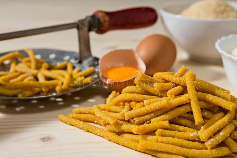 Nahaufnahme von ursprünglichen italienischen Teigwaren Passatelli lizenzfreies stockbild Nahaufnahme von ursprünglichen italienischen Teigwaren Passatelli lizenzfreies stockbild