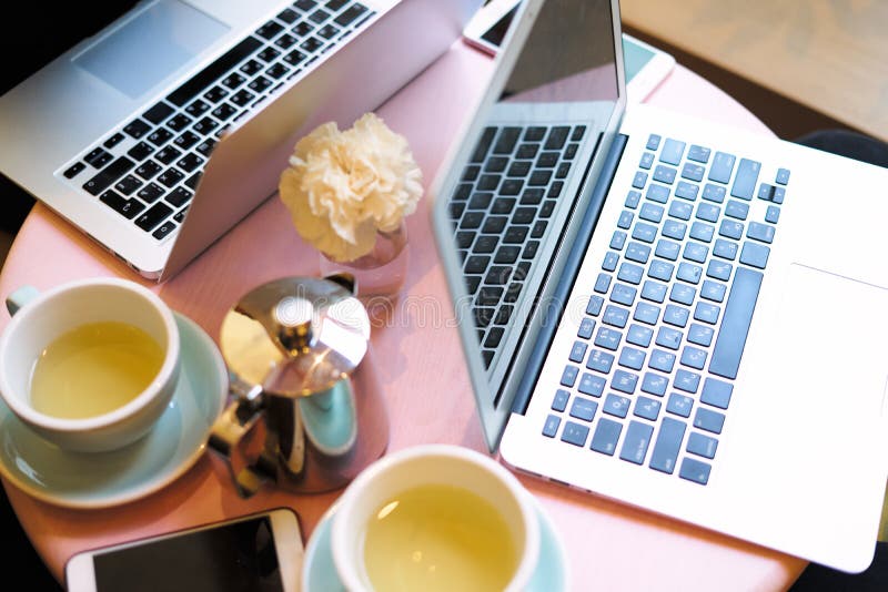 Nahaufnahmeansicht des zwei geöffneten Laptopschirmes, Raum für Entwurf Sitzung, in Sie an mit-arbeiten oder Café, Tageslicht, Sc lizenzfreies stockbild
