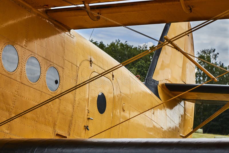 Nahaufnahmeansicht gelben Flugzeuges Antonows An-2 stockfotografie Nahaufnahmeansicht gelben Flugzeuges Antonows An-2 stockfotografie