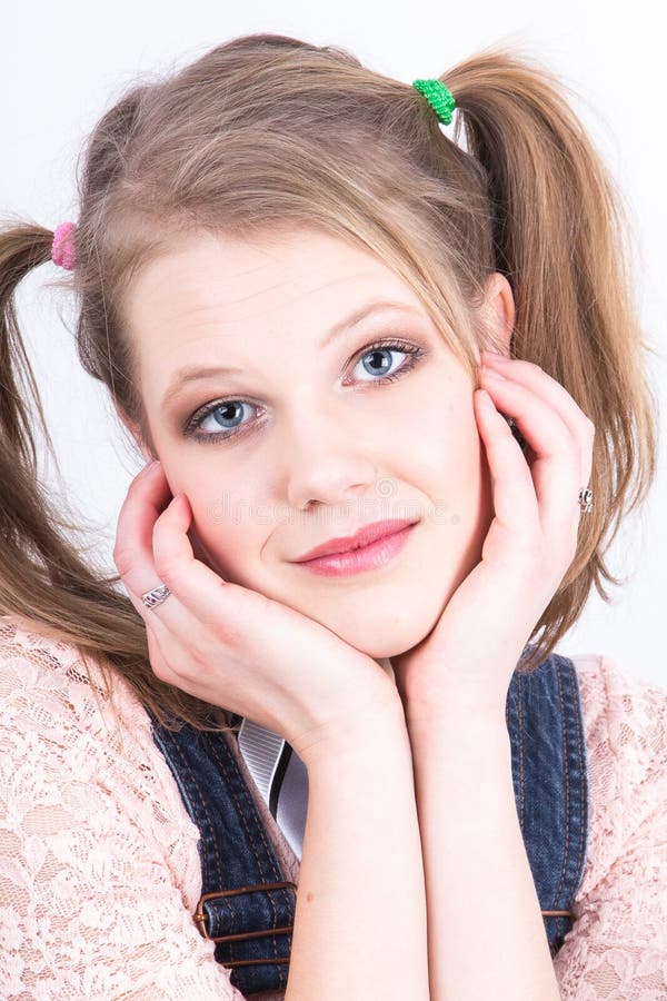 Nahaufnahmebild einer jungen Frau lizenzfreie stockfotos Nahaufnahmebild einer jungen Frau lizenzfreie stockfotos