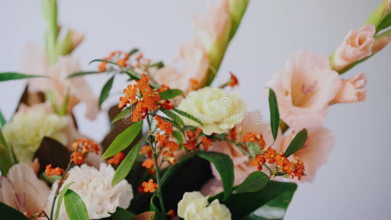 Nahaufnahmeblumengesteck Blumen in einem Glasvase Frau, die frische Blumen auswählt, um schönen Blumenstrauß im Vase herzustellen