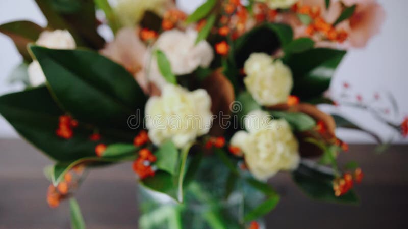 Nahaufnahmeblumengesteck Blumen in einem Glasvase Frau, die frische Blumen auswählt, um schönen Blumenstrauß im Vase herzustellen