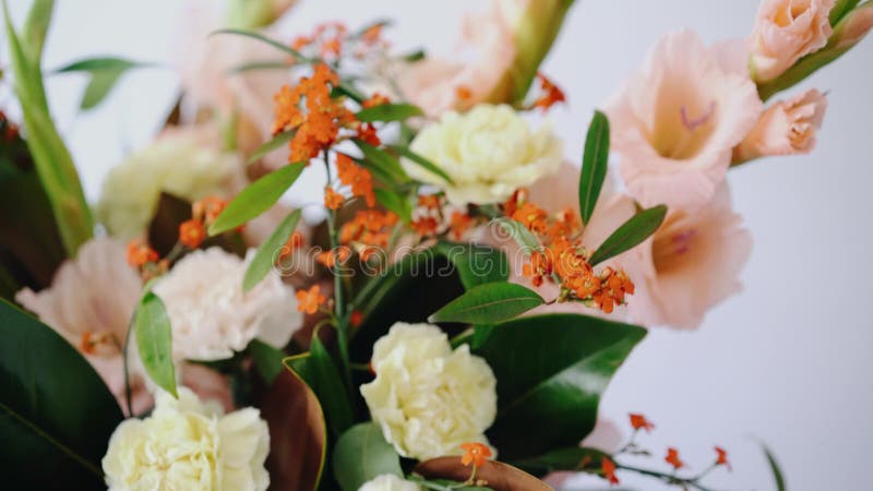 Nahaufnahmeblumengesteck Blumen in einem Glasvase Frau, die frische Blumen auswählt, um schönen Blumenstrauß im Vase herzustellen