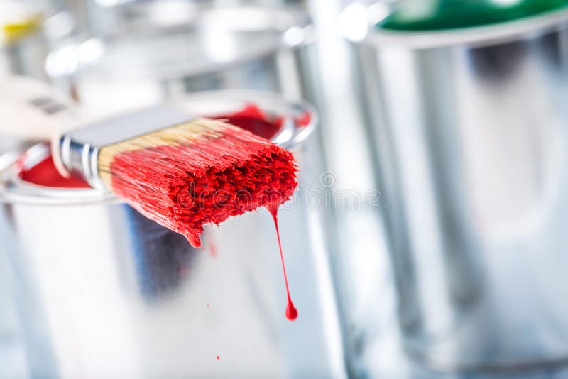 Nahaufnahmebürste mit der roten Farbe, die auf Farbendose liegt lizenzfreie stockfotografie Nahaufnahmebürste mit der roten Farbe, die auf Farbendose liegt lizenzfreie stockfotografie