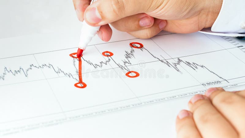Nahaufnahmefoto des Geschäftsmannes Aktienverkaufsrate analysierend und Finanzdiagramm zeichnend lizenzfreie stockfotografie Nahaufnahmefoto des Geschäftsmannes Aktienverkaufsrate analysierend und Finanzdiagramm zeichnend lizenzfreie stockfotografie
