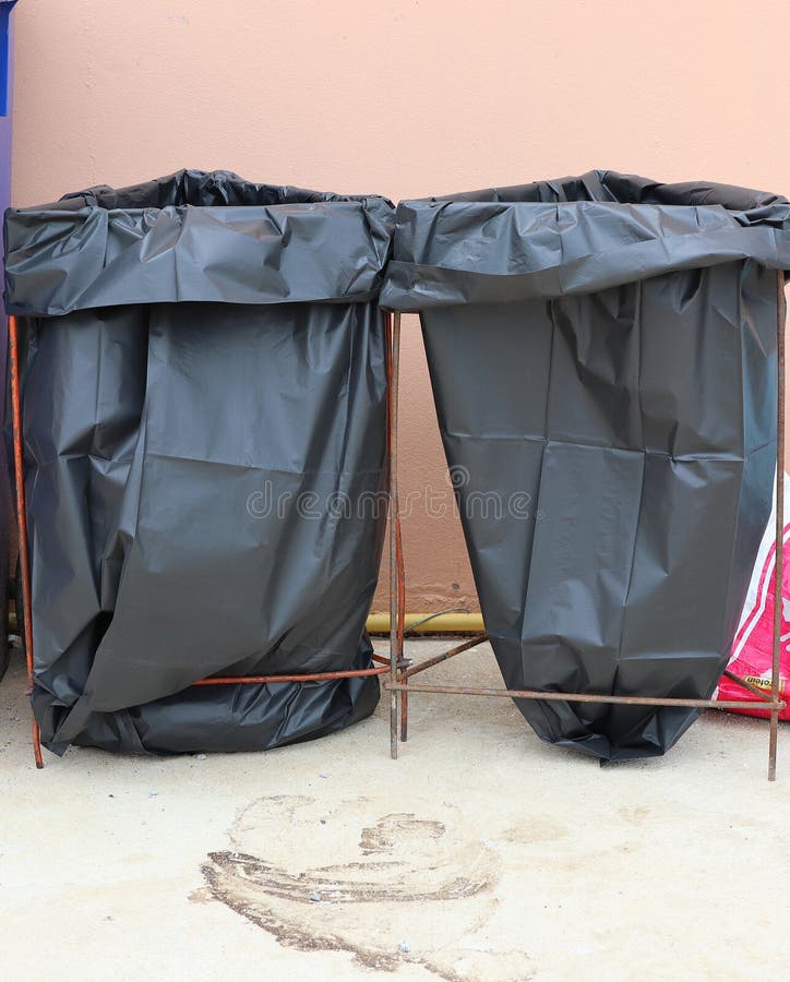 Nahaufnahmefoto von 2 schwarzen Abfalltaschen für Abfallbeseitigung lizenzfreie stockbilder Nahaufnahmefoto von 2 schwarzen Abfalltaschen für Abfallbeseitigung lizenzfreie stockbilder