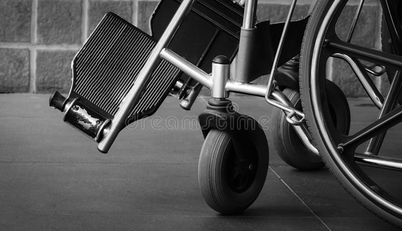 Nahaufnahmefußrest und whee des Rollstuhls Traurige Nachrichten am Krankenhaus Krise mit Alterngesellschaft Einsamer leerer Rolls stockfotografie Nahaufnahmefußrest und whee des Rollstuhls Traurige Nachrichten am Krankenhaus Krise mit Alterngesellschaft Einsamer leerer Rolls stockfotografie