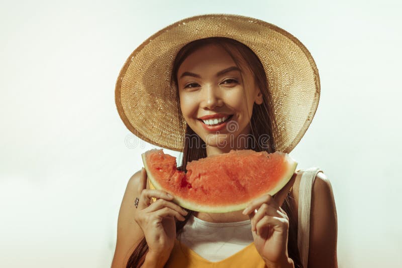 Nahaufnahmegesichtsporträt der Frau Wassermelonenstück in den Händen halten lizenzfreie stockfotografie Nahaufnahmegesichtsporträt der Frau Wassermelonenstück in den Händen halten lizenzfreie stockfotografie