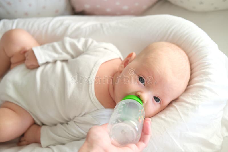 Baby Trinkt Zu Hastig Aus Der Flasche - Captions Trend