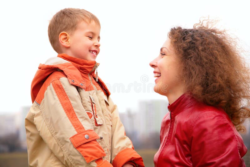 Nahaufnahmemutter und -sohn schauen auf einander outdoo stockfotografie Nahaufnahmemutter und -sohn schauen auf einander outdoo stockfotografie