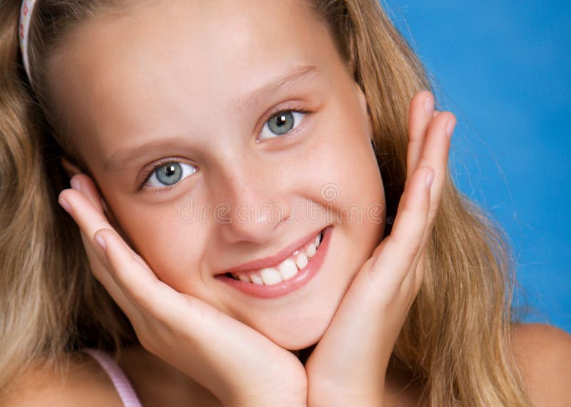 Nahaufnahmeportrait des recht jungen Mädchens stockfotografie