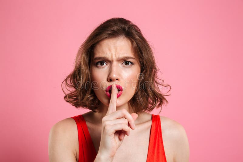 Nahaufnahmeporträt der emotionalen hübschen Brunettefrau, die sil zeigt stockbilder Nahaufnahmeporträt der emotionalen hübschen Brunettefrau, die sil zeigt stockbilder