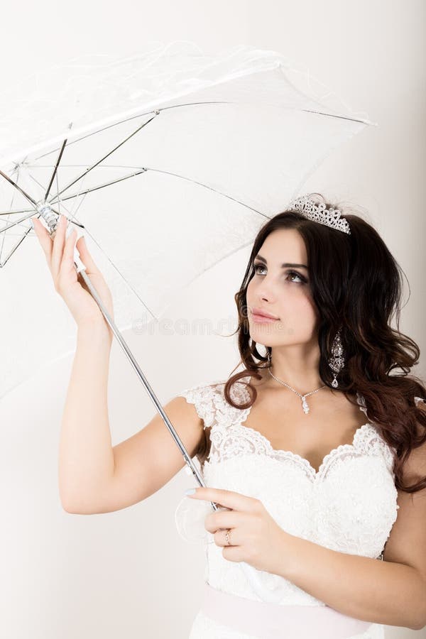 Nahaufnahmeporträt der jungen schönen Braut in einem Hochzeitskleid mit einem Hochzeitsmake-up und -frisur Mädchen, das Weiß hält stockbilder Nahaufnahmeporträt der jungen schönen Braut in einem Hochzeitskleid mit einem Hochzeitsmake-up und -frisur Mädchen, das Weiß hält stockbilder