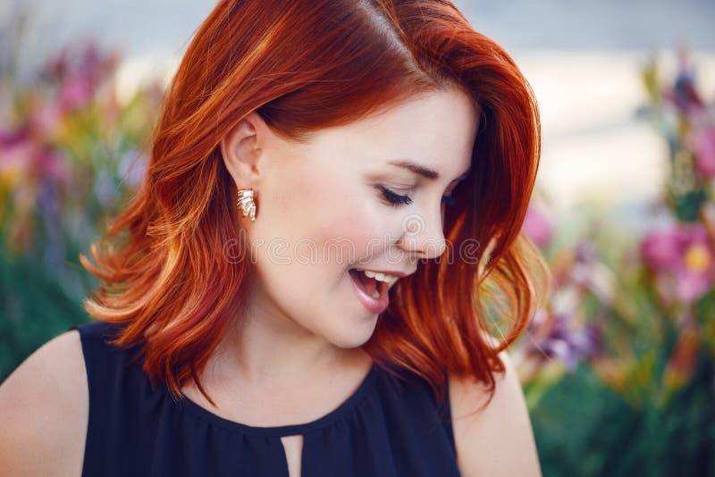 Nahaufnahmeporträt der lächelnden lachenden flirty Mitte alterte weiße kaukasische Frau mit dem wellenartig bewegten gelockten ro lizenzfreie stockfotos Nahaufnahmeporträt der lächelnden lachenden flirty Mitte alterte weiße kaukasische Frau mit dem wellenartig bewegten gelockten ro lizenzfreie stockfotos