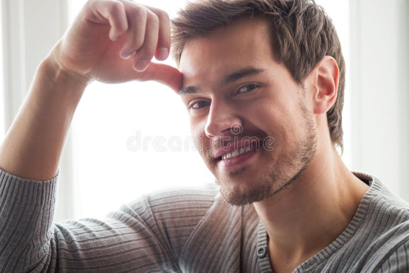Nahaufnahmeporträt des attraktiven jungen Mannes stockfotos Nahaufnahmeporträt des attraktiven jungen Mannes stockfotos