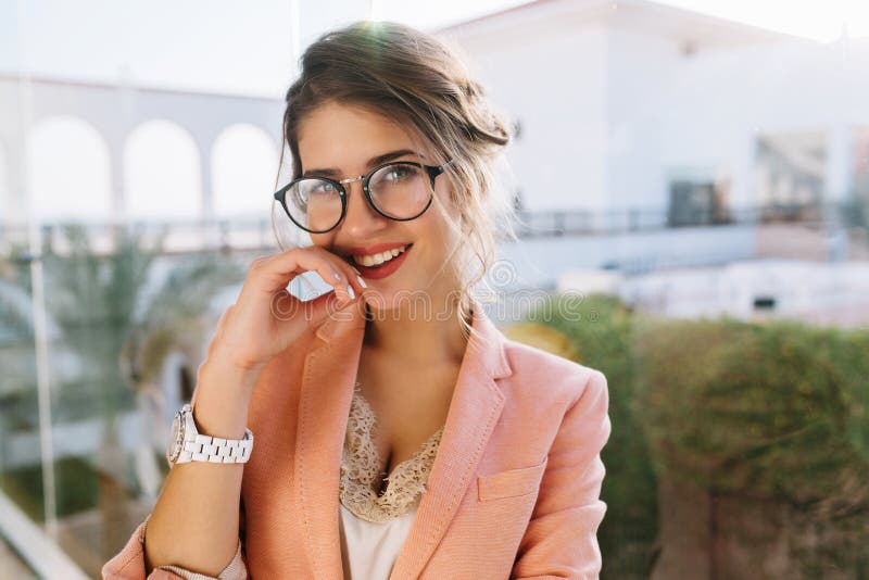 Nahaufnahmeporträt des jungen herrlichen Mädchens in den stilvollen Gläsern, hübscher Student, Geschäftsfrau, die elegent rosa Ja lizenzfreies stockfoto Nahaufnahmeporträt des jungen herrlichen Mädchens in den stilvollen Gläsern, hübscher Student, Geschäftsfrau, die elegent rosa Ja lizenzfreies stockfoto