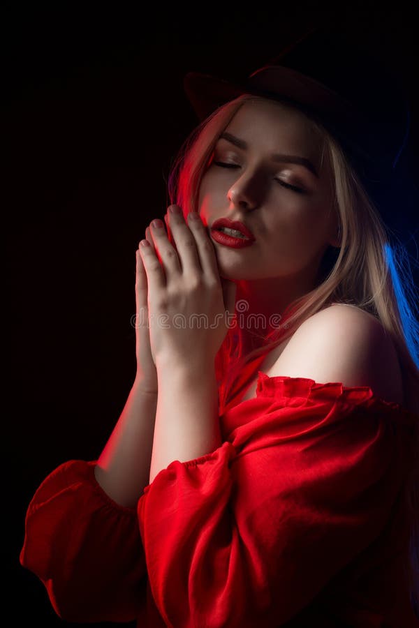 Nahaufnahmeporträt des sinnlichen blonden Mädchens mit geschlossenen Augen, werfend auf lizenzfreies stockfoto Nahaufnahmeporträt des sinnlichen blonden Mädchens mit geschlossenen Augen, werfend auf lizenzfreies stockfoto