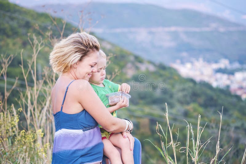 Nahaufnahmeporträt einer jungen schönen Mutter mit ihrem kleinen Sohn stockfotos Nahaufnahmeporträt einer jungen schönen Mutter mit ihrem kleinen Sohn stockfotos