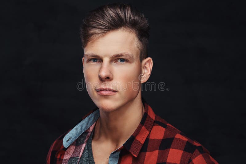Nahaufnahmeporträt eines hübschen jungen Mannes in einem Vlieshemd, werfend an einem Studio auf stockfoto Nahaufnahmeporträt eines hübschen jungen Mannes in einem Vlieshemd, werfend an einem Studio auf stockfoto