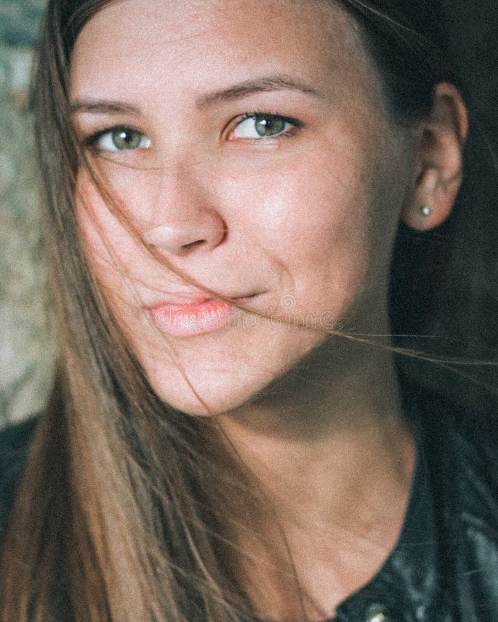 Nahaufnahmeporträt eines schönen kaukasischen Mädchens mit dem langen blonden flüssigen Haar Eine junge Frau untersucht gerade stockfoto Nahaufnahmeporträt eines schönen kaukasischen Mädchens mit dem langen blonden flüssigen Haar Eine junge Frau untersucht gerade stockfoto