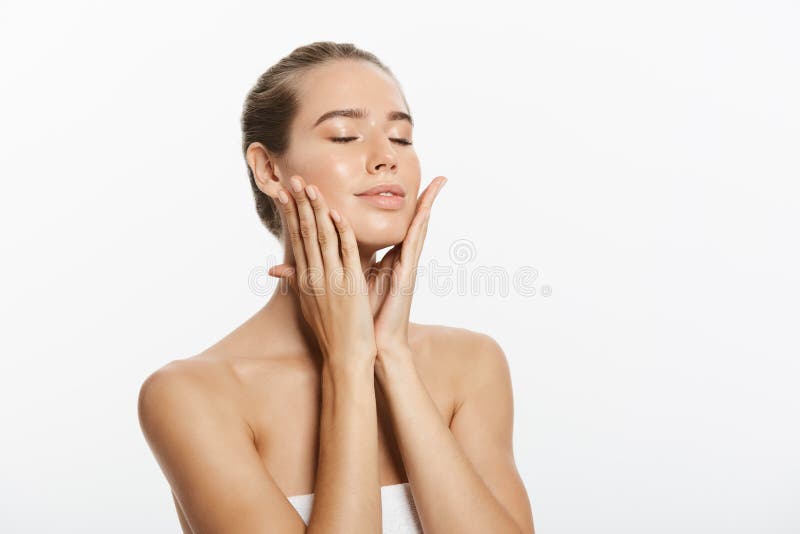 Nahaufnahmeschönheitsmodell-Mädchengesicht mit natürlichem nacktem Make-up und sauberer Haut Gesichtsbehandlungskonzept Skincare lizenzfreies stockbild Nahaufnahmeschönheitsmodell-Mädchengesicht mit natürlichem nacktem Make-up und sauberer Haut Gesichtsbehandlungskonzept Skincare lizenzfreies stockbild