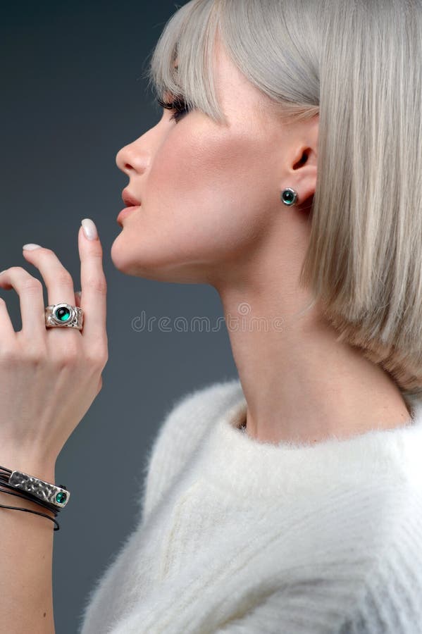 Nahaufnahmestudio-Porträtmodell stilvollen Ring und Armband demonstrieren stockfotos Nahaufnahmestudio-Porträtmodell stilvollen Ring und Armband demonstrieren stockfotos