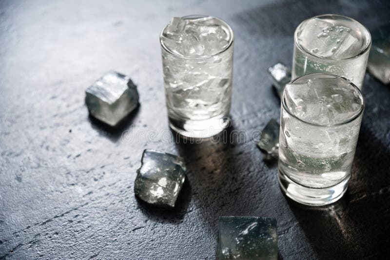 Nahaufnahmewodka in einem Glas mit Eis, Gin, Stärkungsmittel, Tequila stockbild Nahaufnahmewodka in einem Glas mit Eis, Gin, Stärkungsmittel, Tequila stockbild
