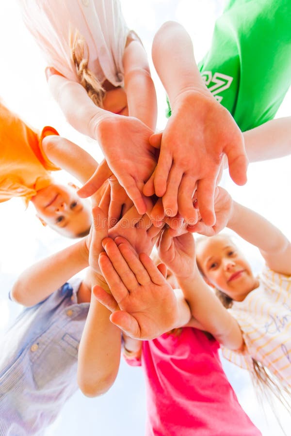Nahe Ansicht der Arme der Kinder setzte an lizenzfreie stockfotografie Nahe Ansicht der Arme der Kinder setzte an lizenzfreie stockfotografie