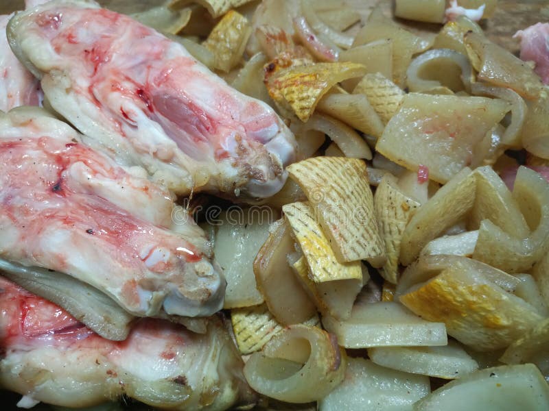 Nahe Ansicht der rohen Schweinhaut und der Schweinhufe stockbilder Nahe Ansicht der rohen Schweinhaut und der Schweinhufe stockbilder