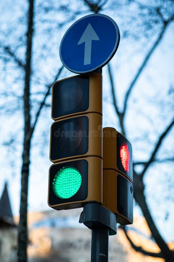 Nahe Ansicht einer grünen Ampel mit unscharfem Hintergrund stockfotografie Nahe Ansicht einer grünen Ampel mit unscharfem Hintergrund stockfotografie