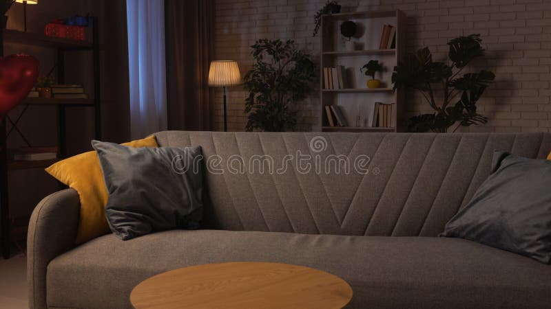 Nahe Aufnahme des Wohnzimmers in gemütlicher Wohnung modernes Sofa in der Mitte des Zimmers mit farbenfrohen Kissen tief stehend stockfotos