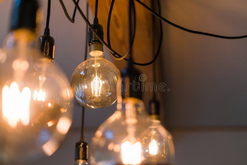 Nahe hohe Ansicht der dekorativen hellen Lampenbirne der Weinlese, die zuhause auf die Decke glüht Transparente Lampen, die mit w stockfoto Nahe hohe Ansicht der dekorativen hellen Lampenbirne der Weinlese, die zuhause auf die Decke glüht Transparente Lampen, die mit w stockfoto