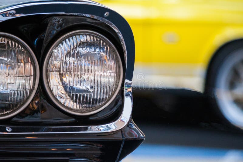 Nahe hohe Ansicht eines Fragments runde Scheinwerfer des Retro- Autos stockfotografie