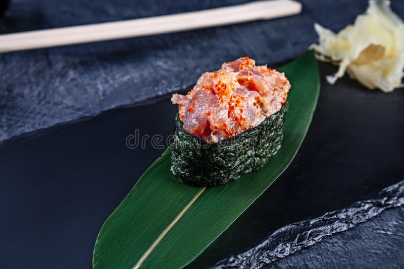Nahe hohe Ansicht über gunkan Sushi mit würziger Soße und Thunfisch auf dunklem Steinhintergrund Neue japanische Küche Asiatische stockbilder Nahe hohe Ansicht über gunkan Sushi mit würziger Soße und Thunfisch auf dunklem Steinhintergrund Neue japanische Küche Asiatische stockbilder