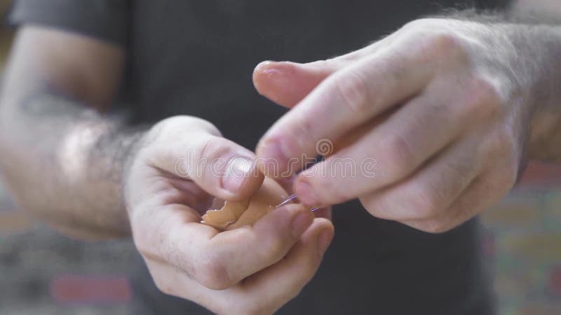 Nahe hohe Chefhand, die Hühnereien bricht Neue Hühnereizeitlupe des Chefkochbruches Frau in der K?che bestandteil