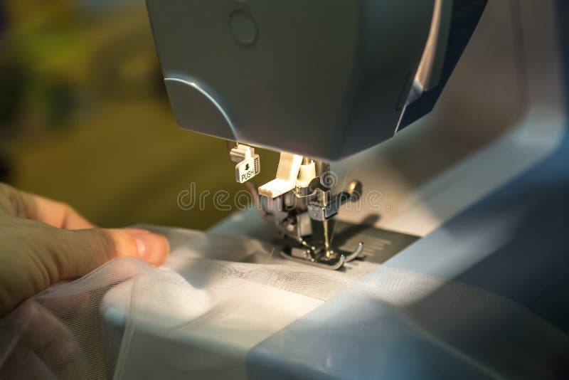 Naher hoher Mechanismus des Nähmaschinefußes mit Nadel und Faden lizenzfreies stockfoto Naher hoher Mechanismus des Nähmaschinefußes mit Nadel und Faden lizenzfreies stockfoto
