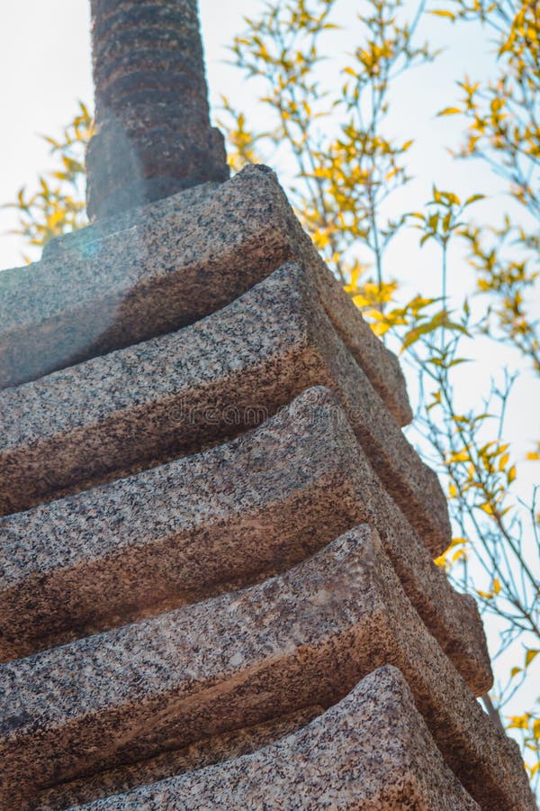 Naher hoher Schuss der Pagodenstatue in den japanischen Gärten stockfotografie Naher hoher Schuss der Pagodenstatue in den japanischen Gärten stockfotografie