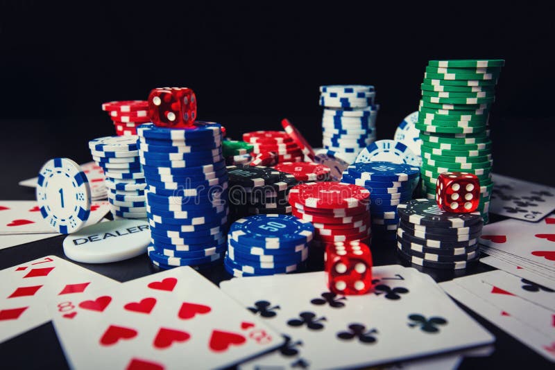 Naher hoher Stapel verschiedene farbige Pokerchips, Spielkarten und würfelt lokalisiert über schwarzem Kasinotabellenhintergrund stockfotos Naher hoher Stapel verschiedene farbige Pokerchips, Spielkarten und würfelt lokalisiert über schwarzem Kasinotabellenhintergrund stockfotos