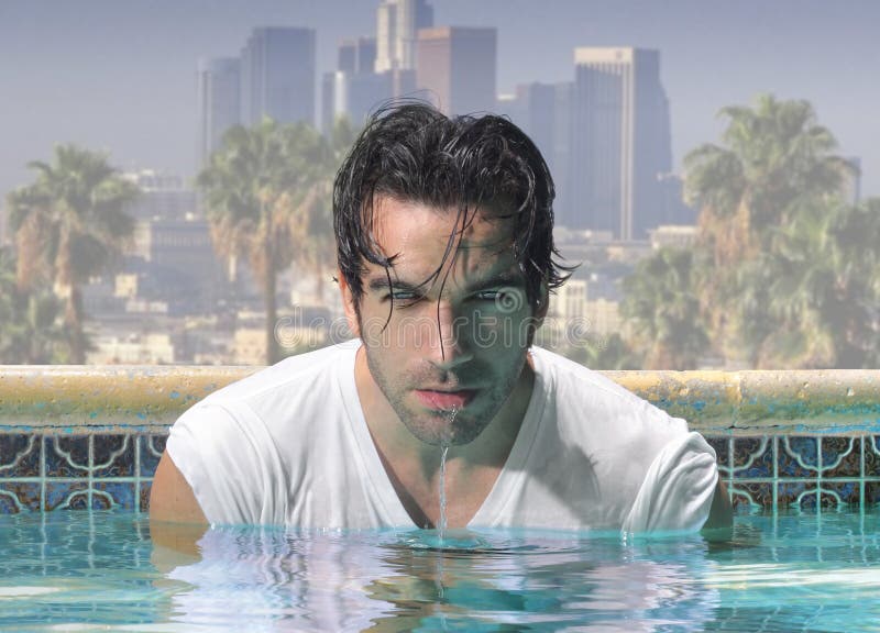 Naher Mann im Pool stockfoto Naher Mann im Pool stockfoto