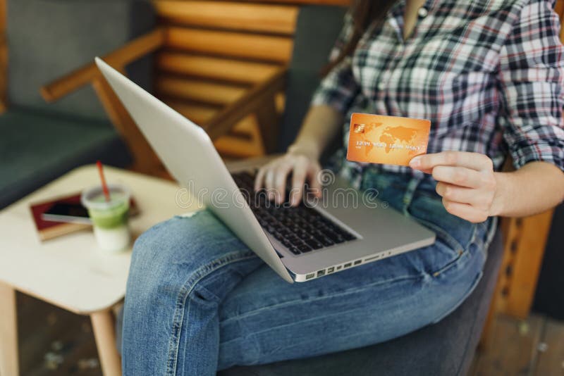 Nahes aufgetauchtes Mädchen in sitzender Funktion des hölzernen Cafés der Freienstraßenkaffeestube auf Laptop-PC-Computer, Bankkr stockfoto Nahes aufgetauchtes Mädchen in sitzender Funktion des hölzernen Cafés der Freienstraßenkaffeestube auf Laptop-PC-Computer, Bankkr stockfoto