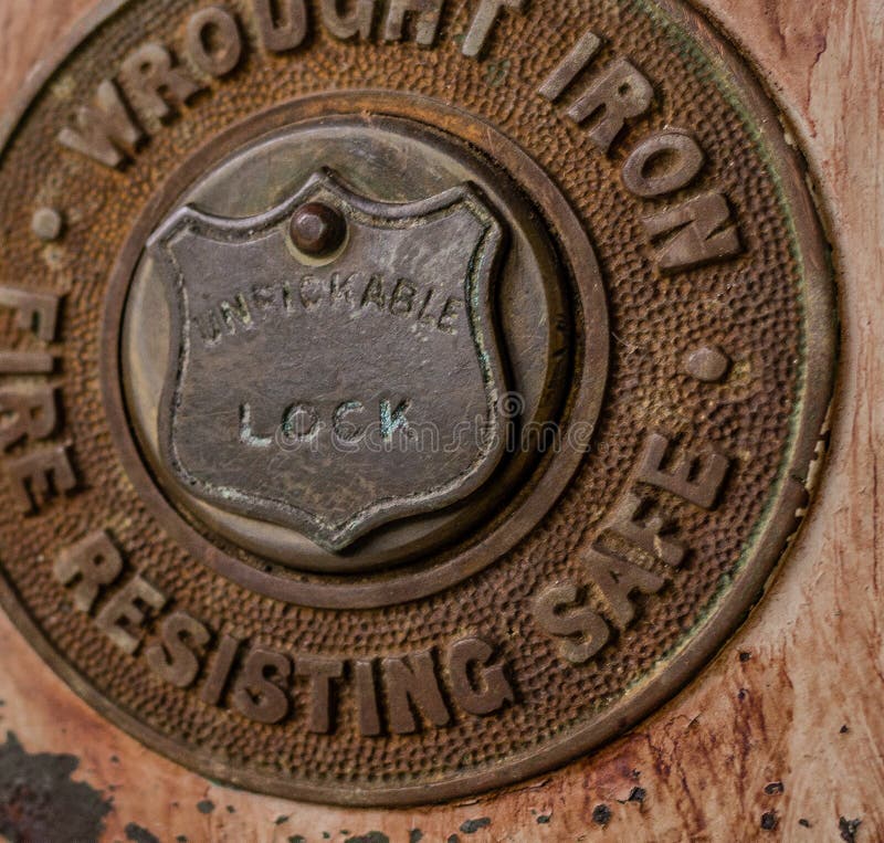 Nahes hohes Detail des antiken Verschlusses des Schmiedeeisens lizenzfreie stockfotografie Nahes hohes Detail des antiken Verschlusses des Schmiedeeisens lizenzfreie stockfotografie