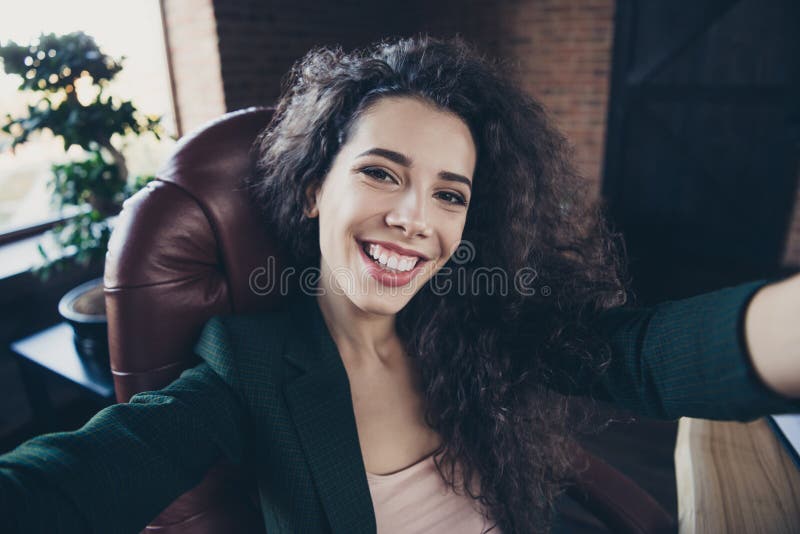 Nahes hohes Foto des netten eleganten Unternehmervorsitzenden mit langer gelockter Frisur des gewellten Haares sitzen den offenen stockbild Nahes hohes Foto des netten eleganten Unternehmervorsitzenden mit langer gelockter Frisur des gewellten Haares sitzen den offenen stockbild