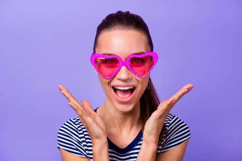 Nahes hohes Foto des netten lustigen flippigen jugendlich Jugendlichen erstaunte beeindrucktes unglaubliches Informationsrabatt-N stockbild Nahes hohes Foto des netten lustigen flippigen jugendlich Jugendlichen erstaunte beeindrucktes unglaubliches Informationsrabatt-N stockbild