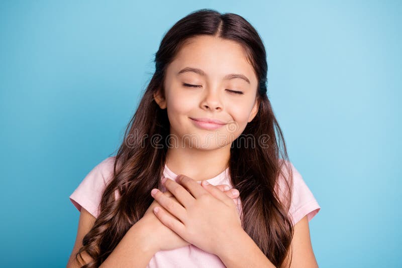 Nahes hohes Foto von reizend nettes entzückendes Kindernahen Augen berühren die angenehme Kastengefühl-Restinspiration der Platzp stockfotos Nahes hohes Foto von reizend nettes entzückendes Kindernahen Augen berühren die angenehme Kastengefühl-Restinspiration der Platzp stockfotos