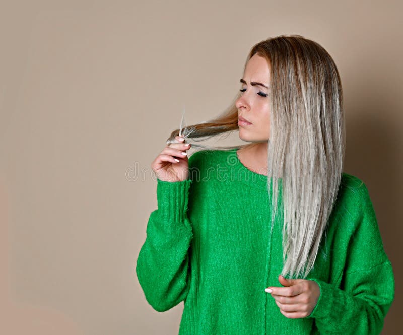Nahes hohes Porträt der jungen Frau beunruhigt über ihr Haar stockfotografie Nahes hohes Porträt der jungen Frau beunruhigt über ihr Haar stockfotografie
