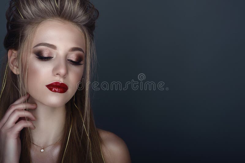 Nahes hohes Porträt des schönen jungen blonden Modells mit perfektem provozierendem bilden und stilvolle Frisur stockbild Nahes hohes Porträt des schönen jungen blonden Modells mit perfektem provozierendem bilden und stilvolle Frisur stockbild