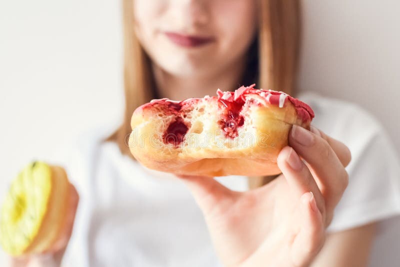 Nahes hohes Porträt eines Mädchens, das Schaumgummiringe isst stockbild Nahes hohes Porträt eines Mädchens, das Schaumgummiringe isst stockbild